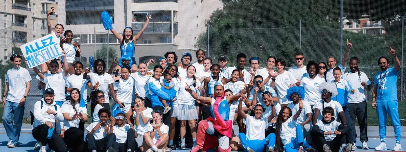 Les athlètes de l'OM Athlétisme réunis sur la piste après les interclubs