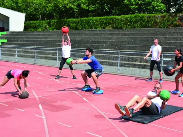 Séance d'Athlé Fit sur la piste : renforcement avec medecine-balls