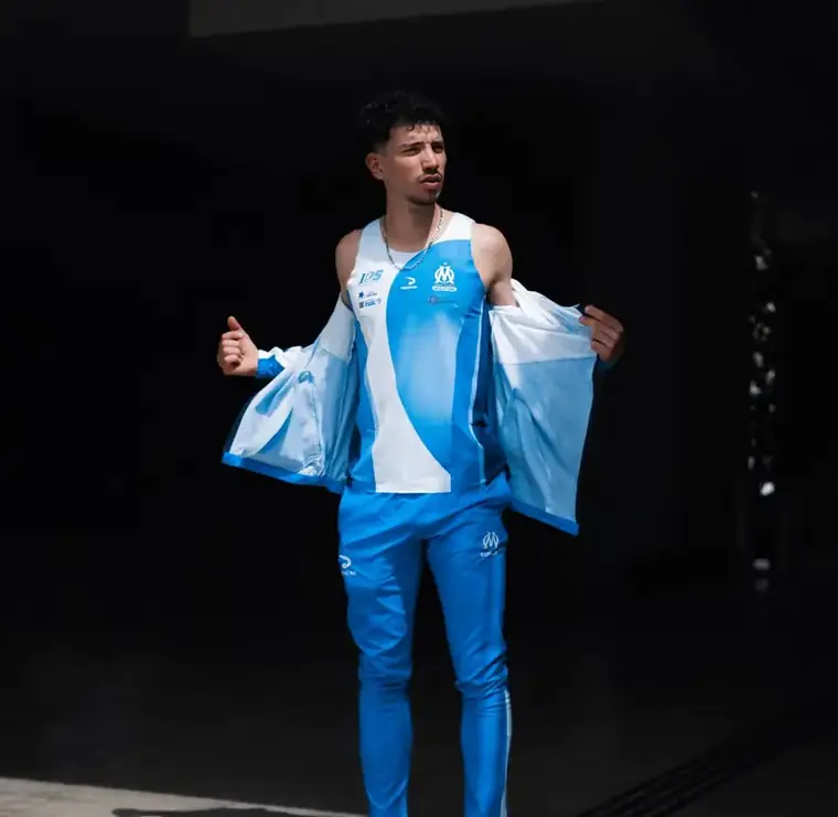 Athlète de l'OM Athlétisme en survêtement officiel du club