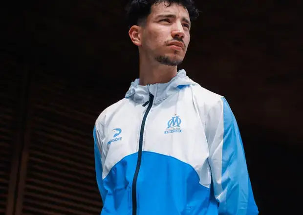 Veste du survêtement officiel de l'OM Athlétisme, portée de face