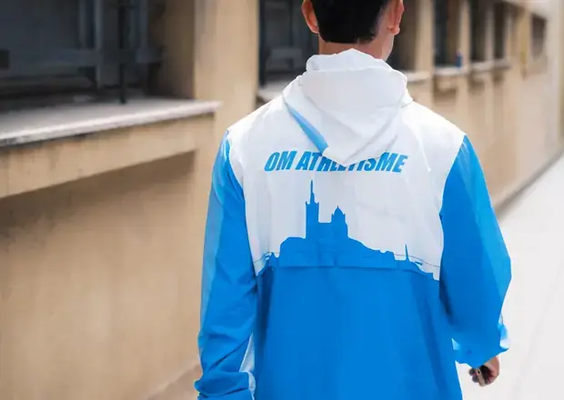 Dos de la veste officielle, floqué OM Athlétisme et Notre-Dame de la Garde