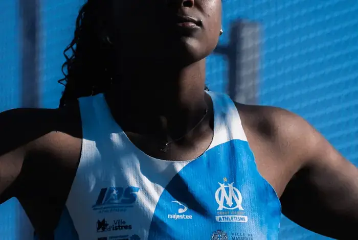 Athlète de l'OM Athlétisme en débardeur officiel de compétition